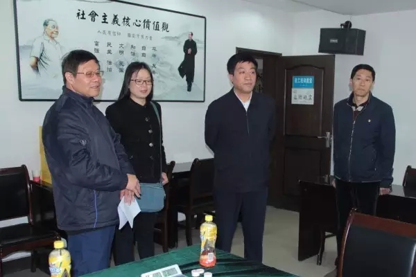 集團領導為備戰“昆鋼杯”棋牌賽隊員鼓勁加 集團領導為備戰“昆鋼杯”棋牌賽隊員鼓勁加
