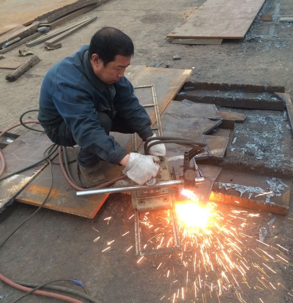 節資降耗記心間 加班加點趕生產---記華冶公司鉚焊作業區的員工們 節資降耗記心間 加班加點趕生產---記華冶公司鉚焊作業區的員工們